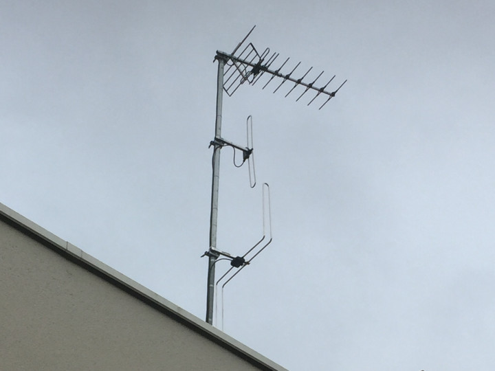 Les antennes de toit, de haut en bas : 1 UHF (TNT), 2 VHF (bande III pour DAB+ puis bande II pour FM)